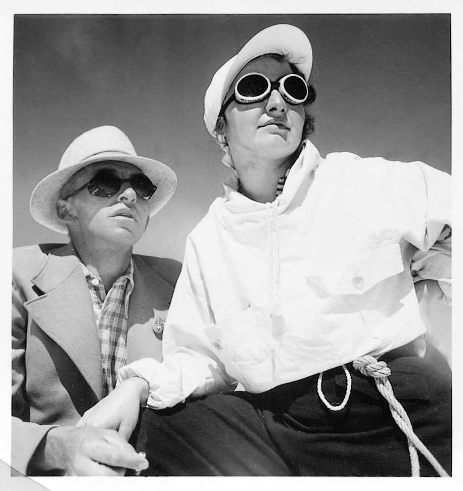 Historische Schwarzweiss-Aufnahme zweier Skifahrer