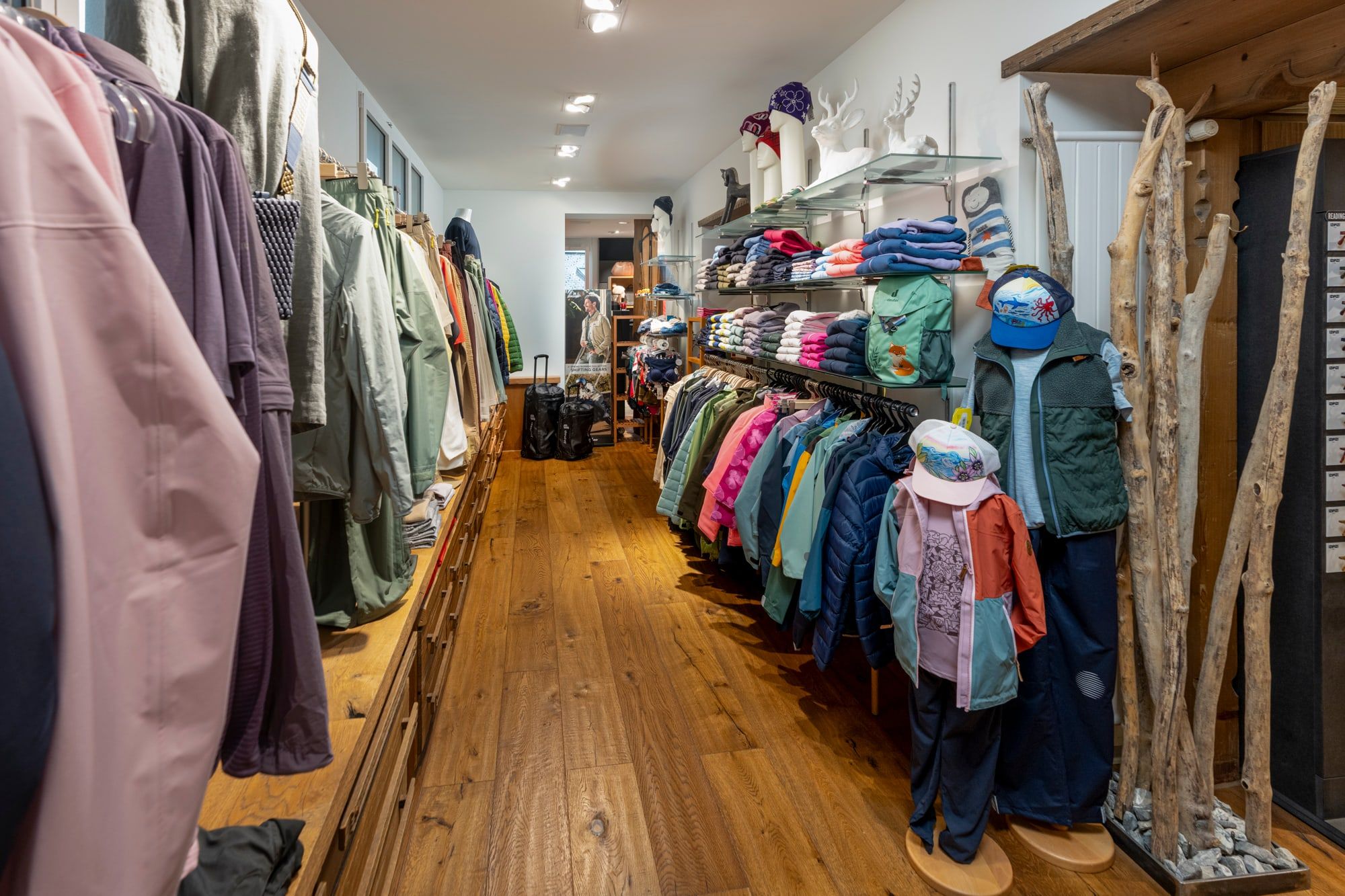 Jacken und Kinderbekleidung im Geschäft