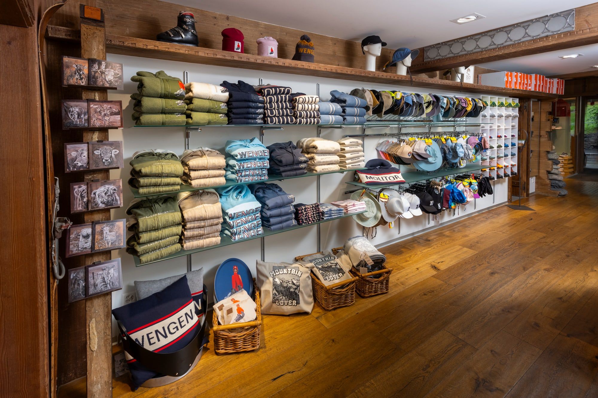 Regale mit Pullovern und Wengen-Kollektion