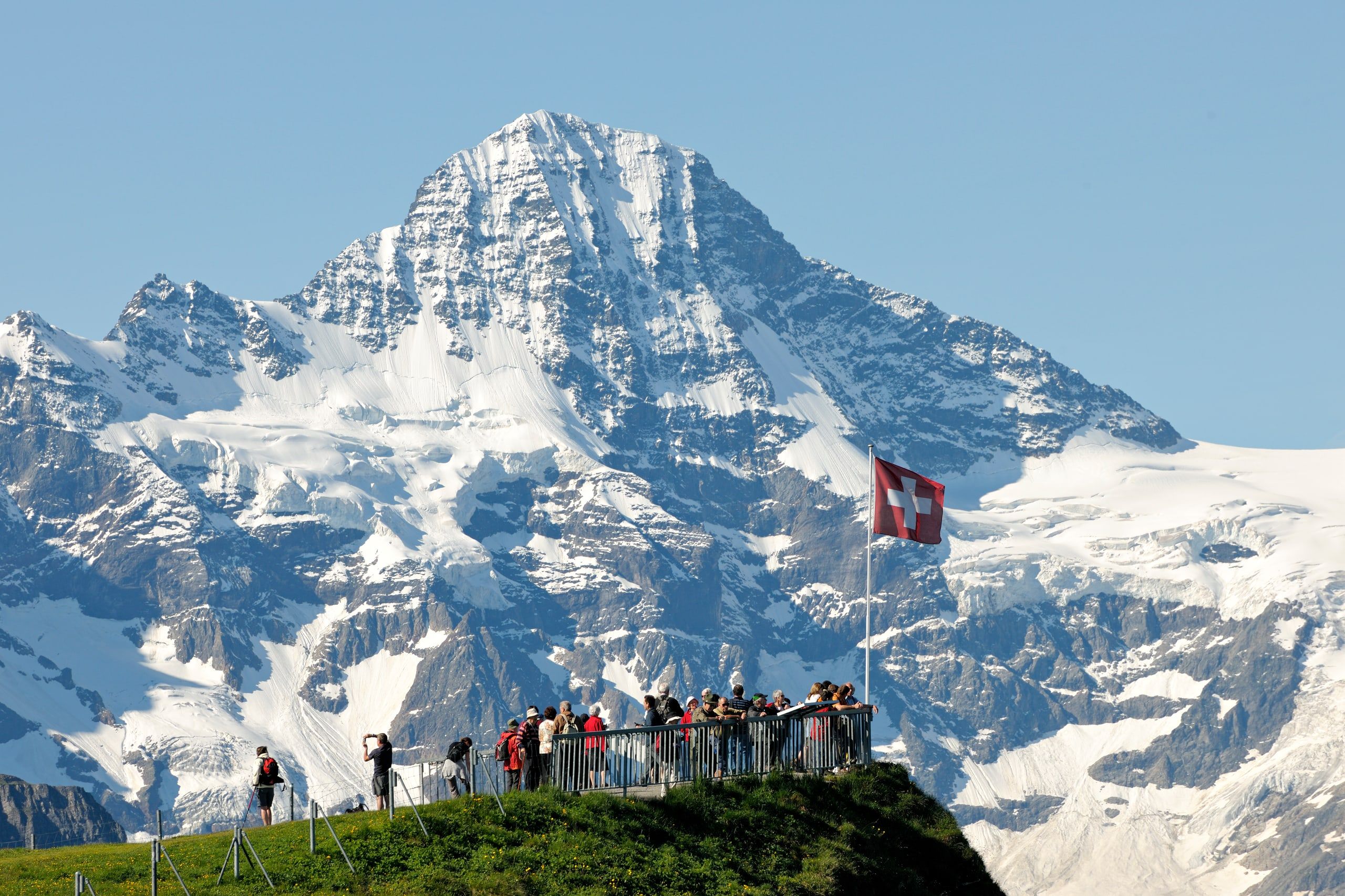 Aussichtspunkt mit Schweizer Fahne vor dem Mönch