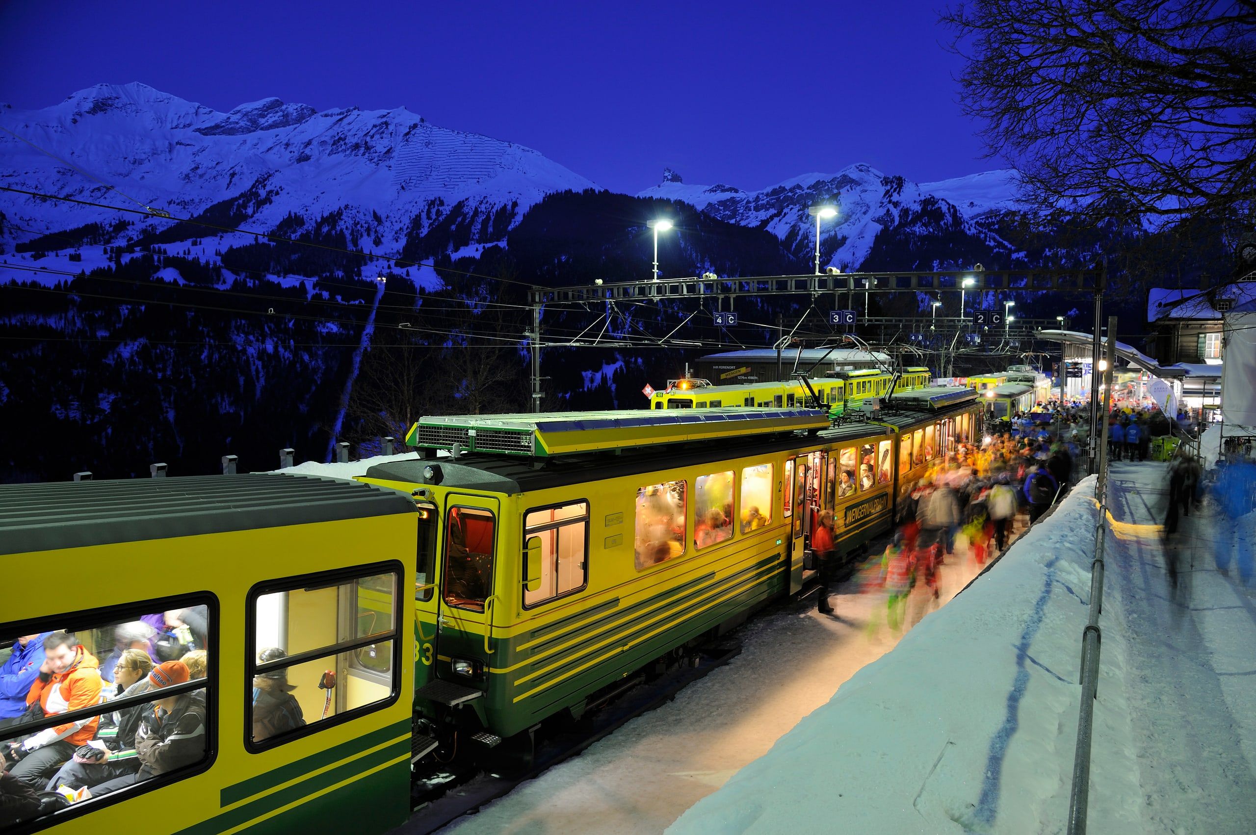 Die Wengernalpbahn im Bahnhof bei Nacht